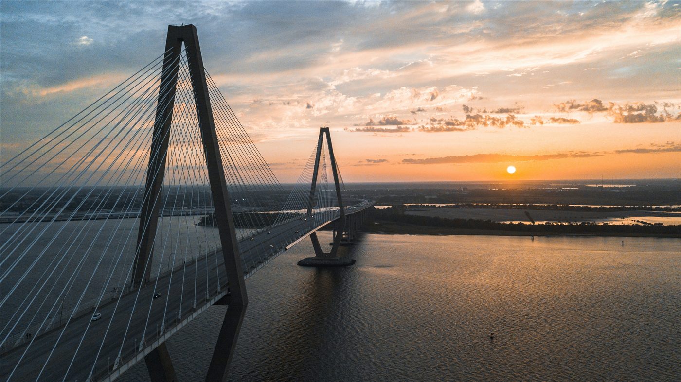 Luftaufnahme einer Schrägseilbrücke bei Sonnenuntergang