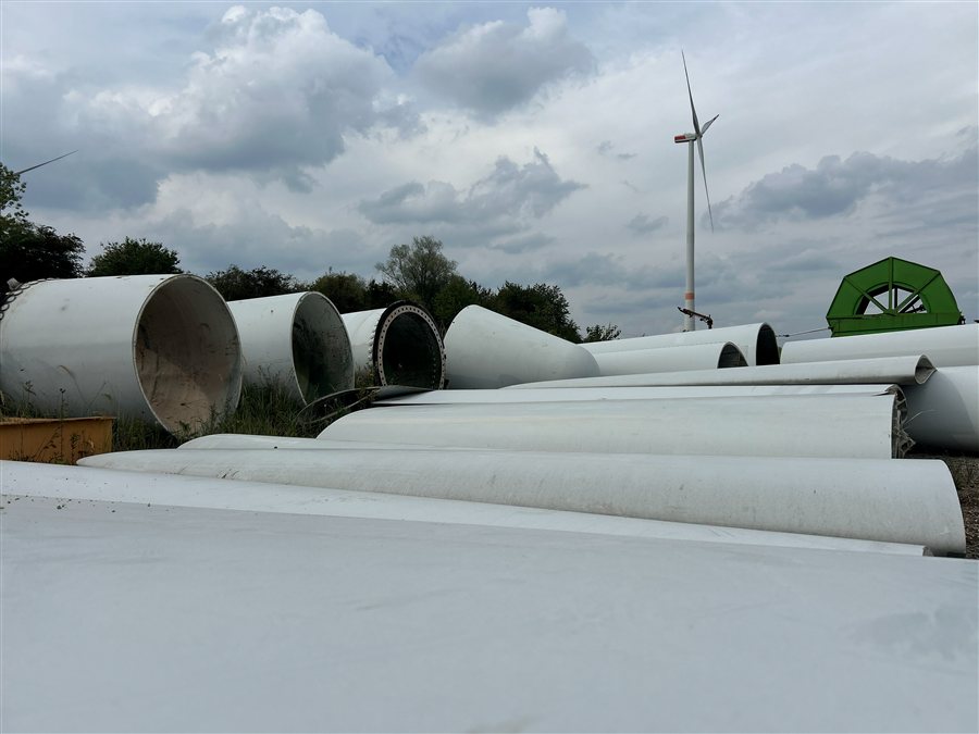 Blattsektionen mit Anlage im Hintergrund