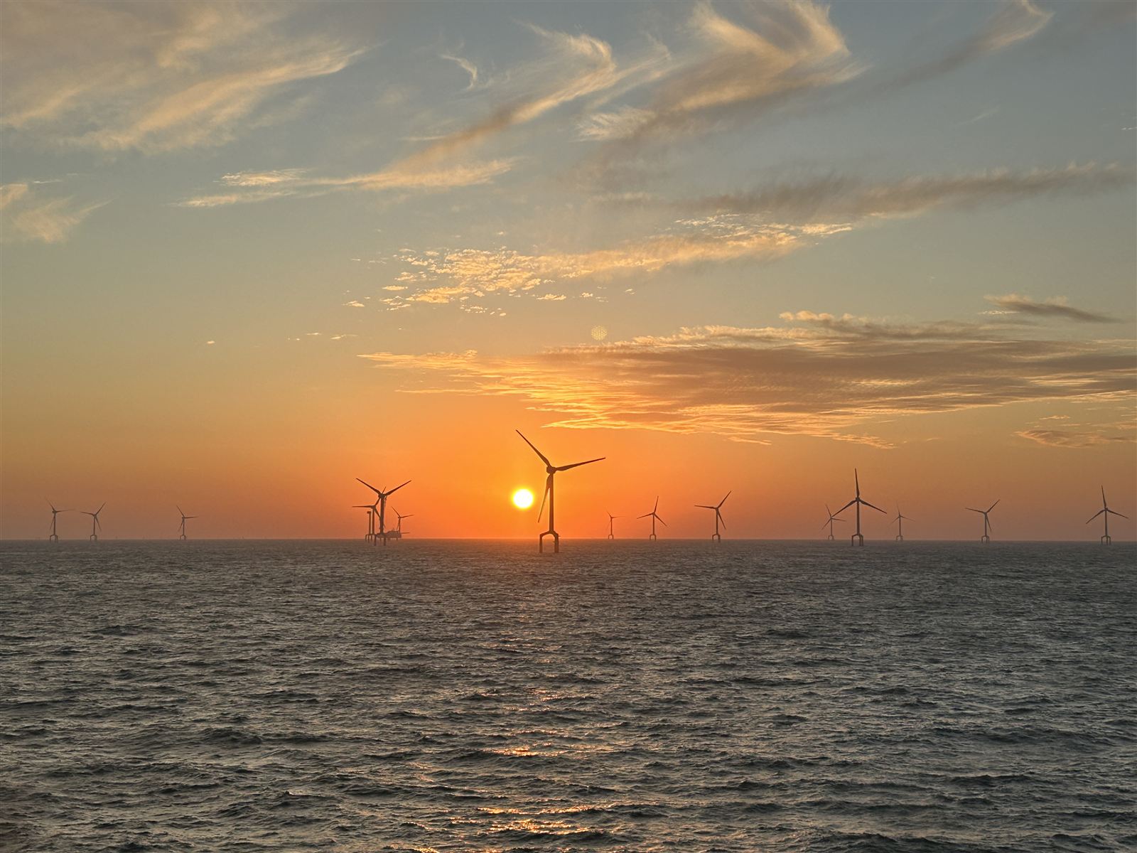 Offshore-Windpark im Sonnenuntergang